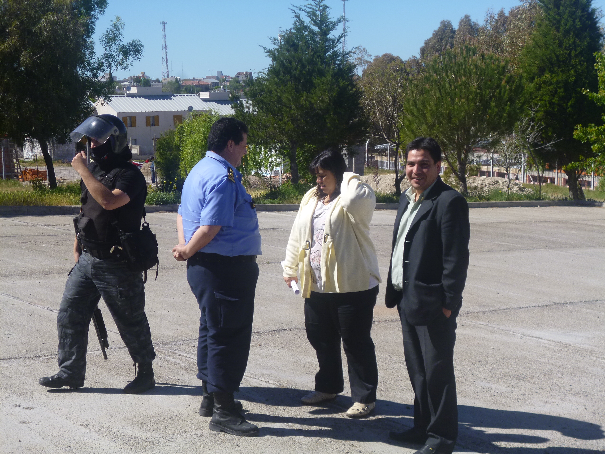 La fiscal general Mirta Moreno junto al funcionario Gustavo Nuñez y otras autoridades policiales en la reconstrucción