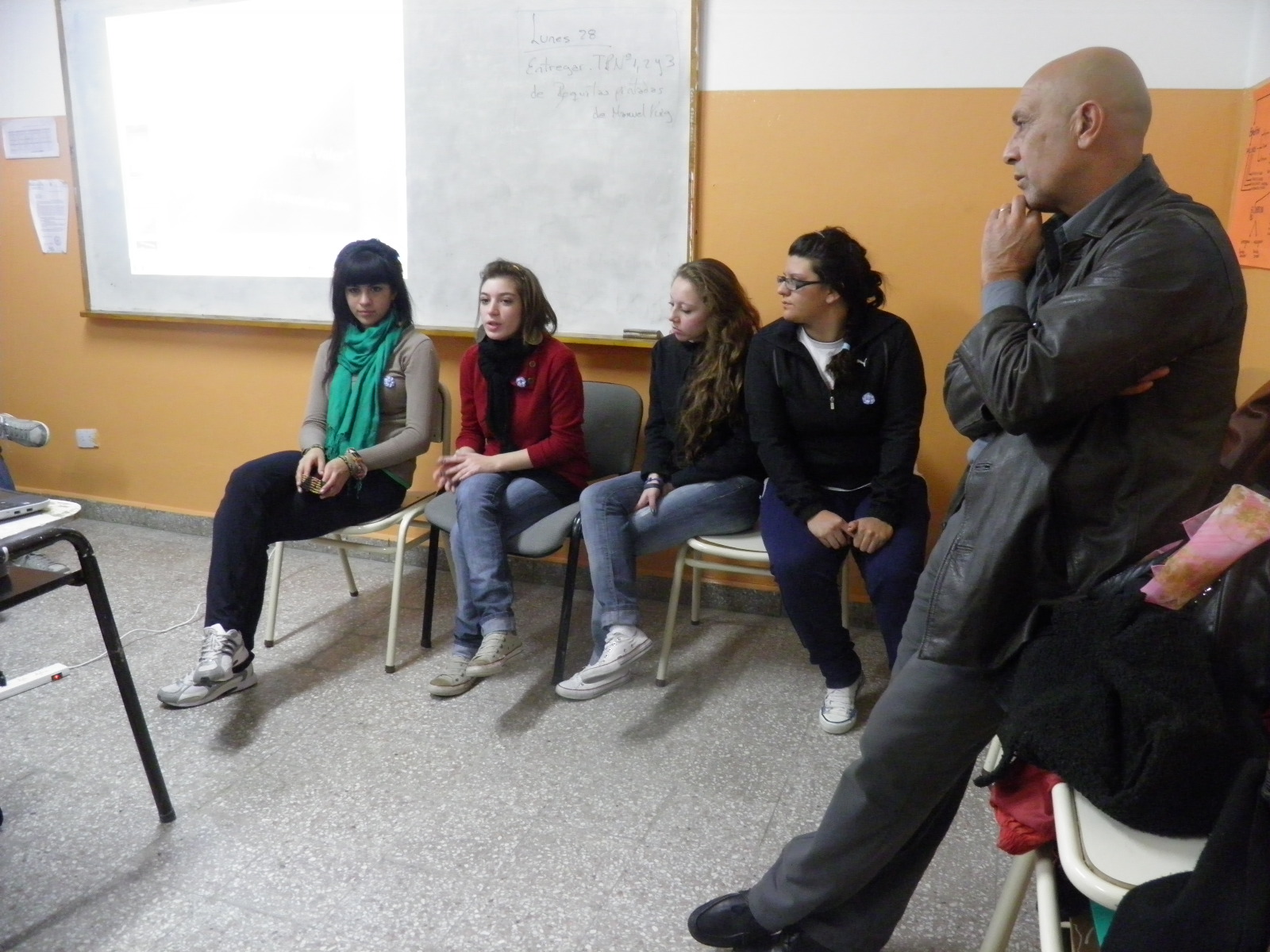 Integrantes del savd y alumnas del proyecto hacete valer