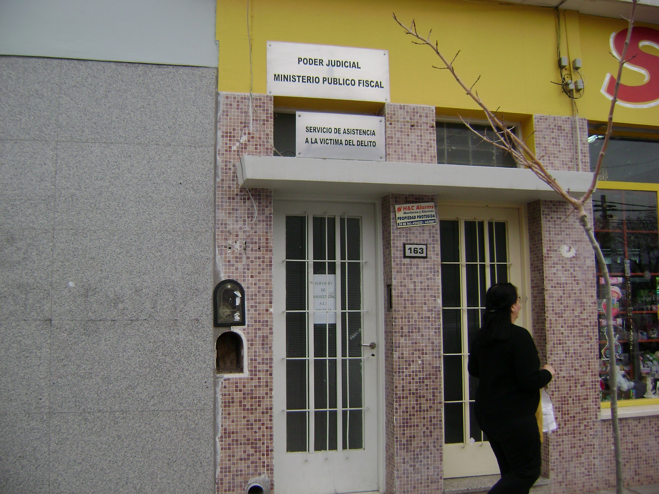 Entrada del servicio de asistencia a la víctima del delito en Trelew