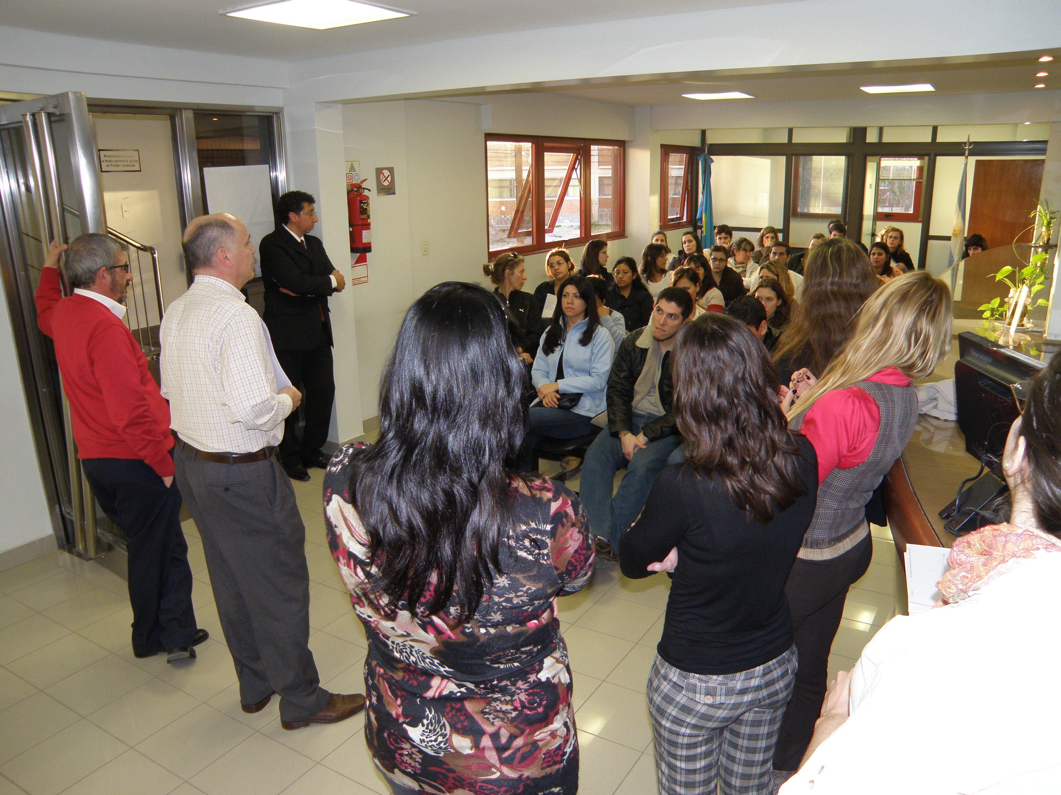 Fiscales y funcionarios explican a los alumnos universitarios