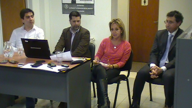 La fiscal jefe Silvia Pereira junto a funcionarios respondieron inquietudes